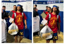 Nyeleneh! Marc Cucurella Bawa Trofi Piala Dunia Pakai Kantong Kresek