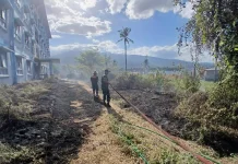 Damkarmat Lombok Timur Padamkan Kebakaran Lahan di Rusunawa Pringgabaya