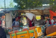 Sambil Jaga Keamanan, Samapta Polres Bima Kabupaten Ikut Ringankan Kerja Petani