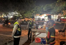 Biddokkes Polda NTB Sapa UMKM Mataram Saat Patroli Malam Minggu