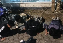 Pesta Tuak di Pinggir Jalan Punia, Sekelompok Pemuda Dihukum Push Up