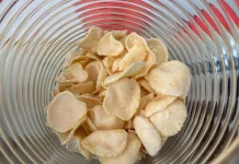 Kenapa Kerupuk Selalu Hadir di Meja Makan Orang Indonesia?