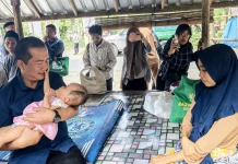 Gubernur Iqbal Jenguk Dua Pasien Hidrosefalus di Lombok Tengah
