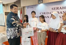 Bank NTB Syariah dan Bank Jatim Salurkan Kacamata Gratis untuk 220 Pelajar di Jatim
