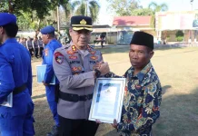 Polres Bima Beri Penghargaan Kades dan Ketua RT