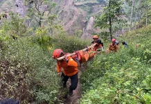 Tim SAR Gabungan Evakuasi Jenazah Pendaki yang Jatuh di Rinjani