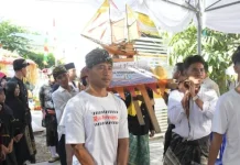 Warga Pemenang Barat Rayakan HUT Desa dengan Tradisi Sedekah Hasil Pertanian