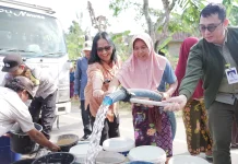Kanwil Kemenkum NTB Salurkan Air Bersih untuk Warga Tibu Lilin