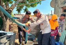 Kapolres Bima Kota dan Tim Distribusikan Air Bersih untuk Masyarakat