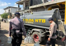 Brimob Polda NTB Salurkan Air Bersih untuk Warga Terdampak Kekeringan di Kota Bima