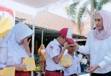 Wakil Ketua DPR RI Serahkan PIP dan Bantu Sarana Sekolah di Lotim