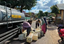 Krisis Air Melanda, Polisi Kembali Antar Bantuan ke Desa Bajo