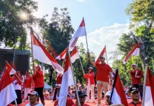 NTB Bagikan Sejuta Bendera Merah Putih, Wagub Ajak Warga Semarakkan HUT ke-81 RI