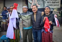 Bagikan Bendera di Sembalun, Gubernur Iqbal Cek Jalan dan Serap Keluhan Warga