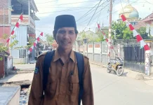 Jelang HUT RI ke-81, Warga Sesela Sulap Limbah Plastik Jadi Hiasan Merah Putih