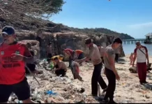 Polsek Sape dan Brimob Gotong Royong Benahi Wisata Pasir Putih