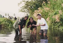 Tanam Mangrove dan Bersihkan Pantai Jadi Program KKN PMD UNRAM