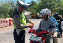 Merah Putih Berkibar di Jalan Raya, Satlantas Polres Bima Ajak Warga Semarakkan HUT