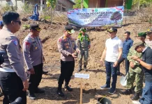 Lawan Panas dan Kekeringan, Kapolres Bima Anton Ajak Warga Menanam