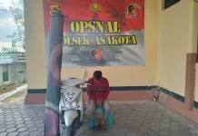 Terduga Pelaku Pencurian Karpet Diserahkan Keluarga ke Polsek Asakota
