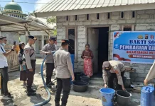 Polres Lombok Timur Salurkan Air Bersih untuk Warga Sekaroh