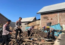 Brimob NTB Sigap Bantu Warga Bima, Bersihkan Rumah Rusak akibat Gempa Flores