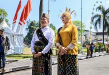 Gubernur Iqbal Kenakan Pakaian Adat Manggarai, Simbol Solidaritas NTB untuk NTT