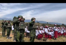 Satgas Yonif 742/SWY Hadirkan Kebahagiaan untuk Anak-Anak Kuyawage Papua