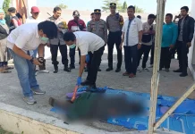 Polisi Evakuasi Mayat Pria Tanpa Identitas di Teras Udayana