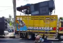 Truk Angkut Personel Kecimol Tabrak Pembatas Jalan di Bypass Lombok Tengah
