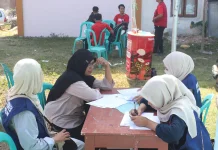 Mahasiswa ITKES Muhammadiyah Selong Dampingi Warga Aktivasi Perlinsos