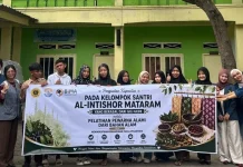 Unram Latih Santri Gili Gede Olah Bahan Lokal Jadi Pewarna Alami