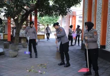 Jelang Hari Jadi ke-78, Polwan Polda NTB Kompak Bersihkan Lingkungan Mako