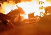 Ratusan Rumah di Kampung Adat Sade Dilalap "Si Jago Merah", Api Sulit Dipadamkan