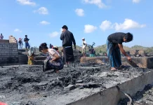 Warga Dusun Adat Sade Kumpulkan Sisa Harta dari Puing Kebakaran