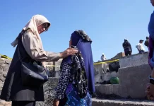 Bunda Sinta Ajak Pengrajin Desa Sade Tetap Optimistis Pascakebakaran