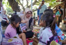 Bunda Sinta Berikan Trauma Healing untuk Anak-anak Sade Korban Kebakaran