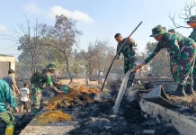 Satu Pleton Kodim Loteng Diterjunkan Bantu Penanganan Kebakaran Rumah Adat Sade