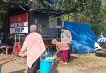 Brimob Polda NTB Salurkan 1.000 Liter Air Bersih untuk Warga Terdampak Gempa di Ende