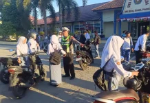 Tak Pakai Helm SNI, 30 Siswa SMKN 1 Narmada Kena Tegur Polisi