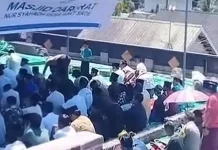 Di Tengah Puing Kebakaran, Warga Sade Tetap Laksanakan Salat Jumat
