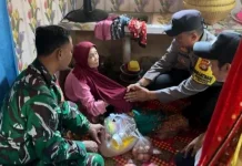Polsek Lingsar Bagikan 32 Paket Sembako untuk Lansia Kurang Mampu