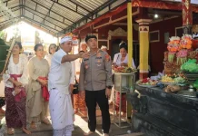 Hadiri Pujawali di Sandubaya, Kapolresta Mataram Harap Polri Teladan Toleransi