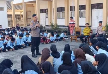 Kapolsek Ampenan Edukasi Siswa SMPN 11 Mataram tentang Hukum