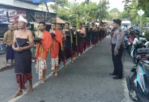 Polisi Kawal Tradisi Maulud Adat Bayan di Lombok Utara