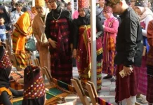 Tenun Bayan Makin Langka, Dekranasda NTB Dorong Regenerasi Penenun Muda