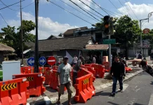 Warga Pindahkan Water Barrier, Tolak Rekayasa Lalu Lintas Simpang 4 Rembiga