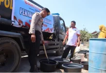 Polres Lombok Timur Salurkan Air Bersih untuk Warga Sekaroh