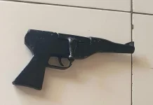 Dua Senpi Diserahkan Warga Bima ke Polisi