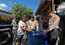 Polres Bima Kota Berbagi Air Bersih untuk Warga, di Pesisir Wadu Mbolo